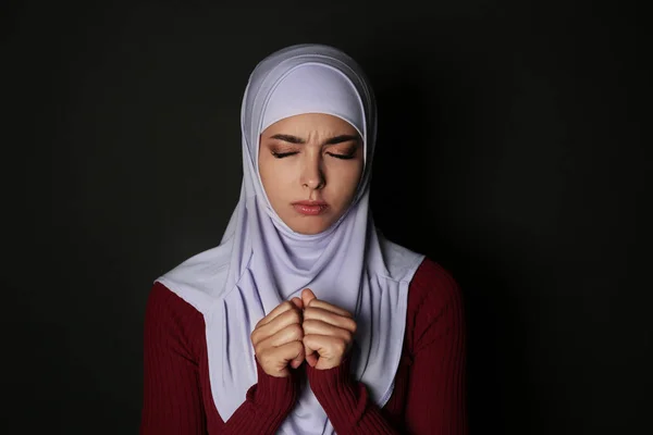 Retrato Mulher Muçulmana Hijab Orando Fundo Escuro — Fotografia de Stock