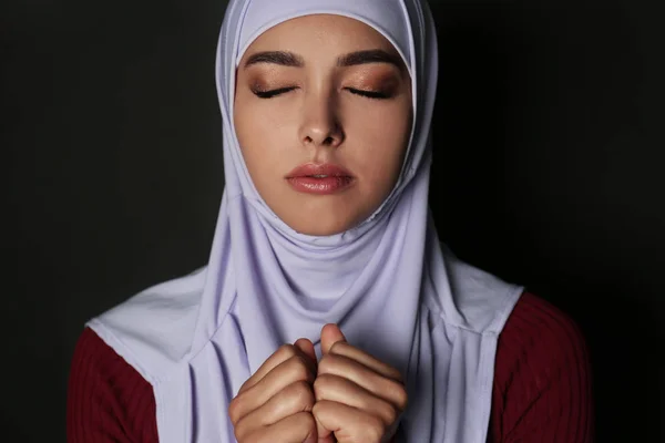 Retrato Mulher Muçulmana Hijab Orando Fundo Escuro — Fotografia de Stock