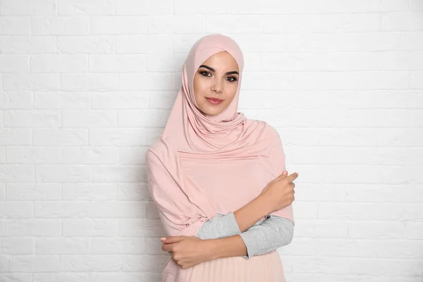 Porträt Einer Jungen Muslimin Hijab Gegen Ziegelmauer — Stockfoto