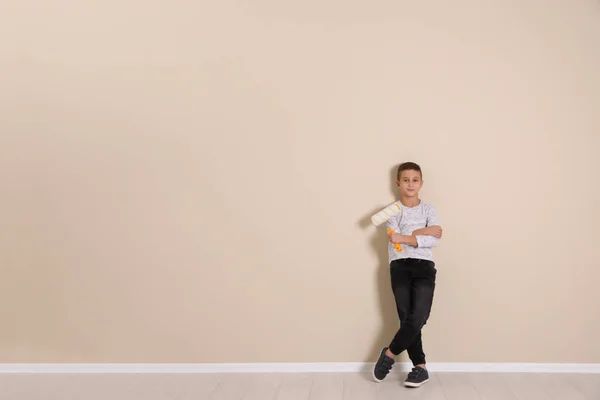 Enfant Avec Brosse Rouleaux Près Mur Couleur Espace Pour Texte — Photo