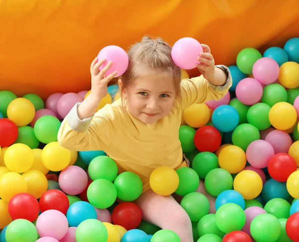 Niedliches Kleines Kind Spielt Bällebad Indoor Freizeitpark — Stockfoto