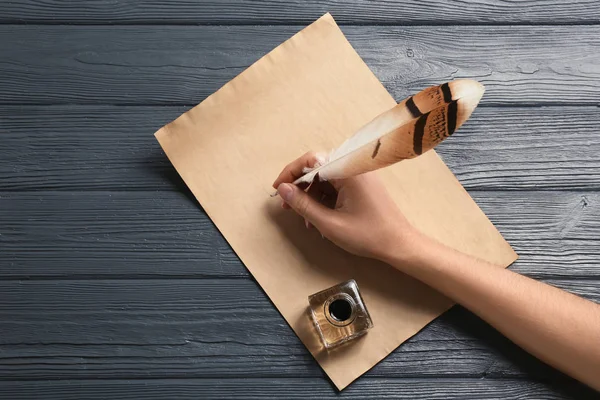 Mulher Usando Pena Caneta Para Escrever Com Tinta Pergaminho Mesa — Fotografia de Stock