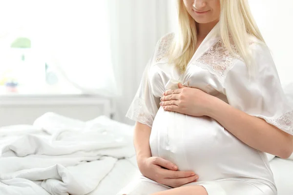 Kobieta Ciąży Siedząc Łóżku Pokoju Światło Miejsca Tekst — Zdjęcie stockowe