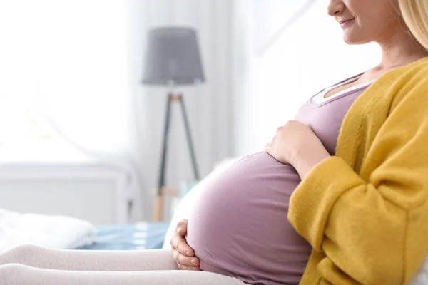 Zwangere Vrouw Rusten Bed Lichte Kamer Close Ruimte Voor Tekst — Stockfoto