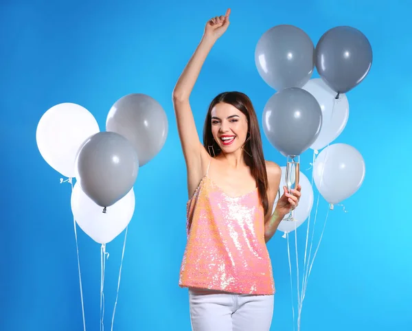 Retrato Mujer Feliz Con Champán Vidrio Globos Fiesta Sobre Fondo — Foto de Stock