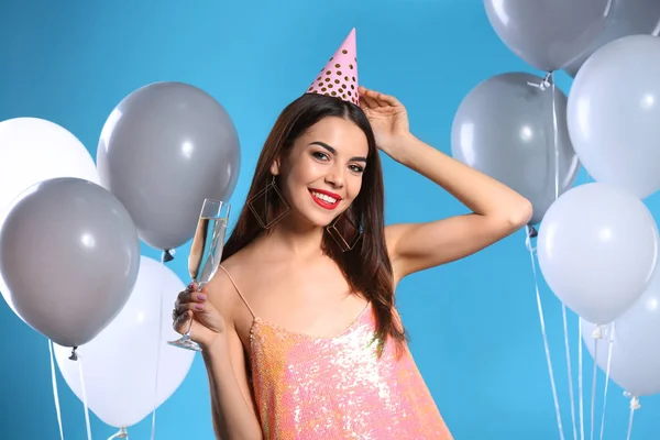 Portret Van Gelukkige Vrouw Met Champagne Glas Partij Ballonnen Kleur — Stockfoto