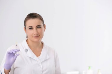 Şevval özçelik güzellik kozmetik enjeksiyon şırınga ışık arka plan, metin için yer üzerinde tutarak. Biorevitalization yordamı