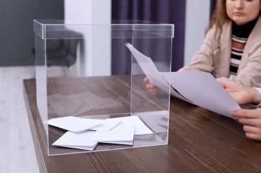 Yoklama İstasyonu çalışanları oy sandığı ile masada