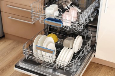 Mutfak temiz sofra ile açık bulaşık makinesi