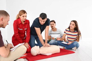 Grup dersi ilk yardım sınıfı kapalı manken üzerinde Cpr pratiği ile insan