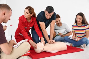 Grup dersi ilk yardım sınıfı kapalı manken üzerinde Cpr pratiği ile insan