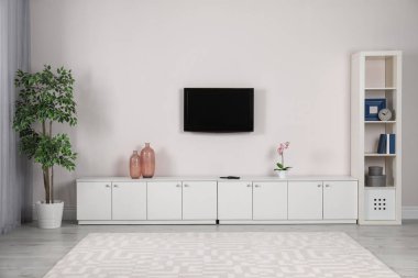 Oturma odasında duvara monte edilmiş Modern televizyon