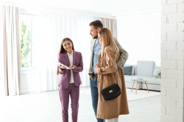 Kadın kaç oda içinde çalışma emlakçı