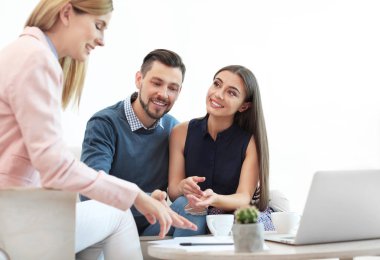 Kadın çift Office ile çalışan emlakçı