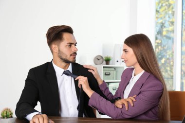 Onun erkek arkadaşı Office taciz kadın. İş yerinde cinsel taciz