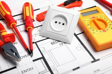 Ev planı üzerinde elektrikçi araçlar kümesi