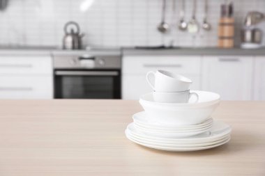 Temiz tabak ve bardak tablo arka plan bulanık karşı yığını. Metin için yer