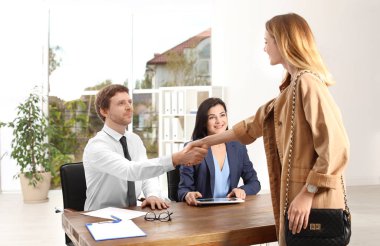 İnsan kaynakları yöneticisi el ile başvuru sırasında iş ofiste röportaj