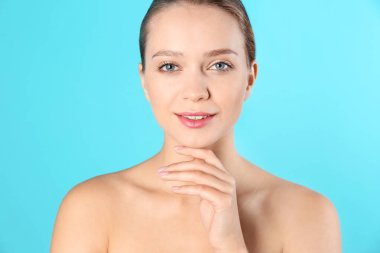 Renk arka plan üzerinde güzel genç kadın portresi. Şekillendirme, dudakları cilt bakım ve kozmetik cerrahi kavramı