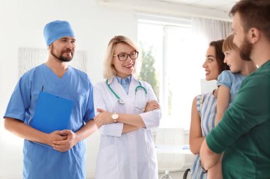 Küçük kız anne çocuk doktorlar hastanede ziyaret ile