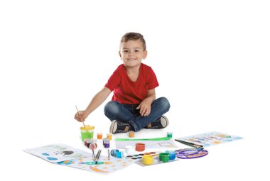 Beyaz arka plan üzerinde şirin çocuk boyama resmi