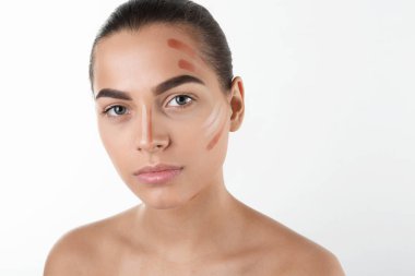 Beyaz arka plan üzerinde çizgiler şekillendirme makyaj ile güzel bir kadın portresi