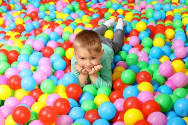 Kapalı pit'e oynayan sevimli çocuk