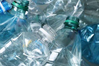 Arka plan, closeup olarak birçok plastik şişeler. Geri dönüşüm kavramı
