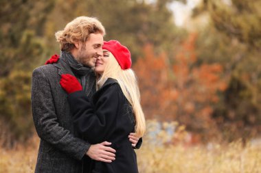 Sonbahar günü Park'ta genç romantik çift