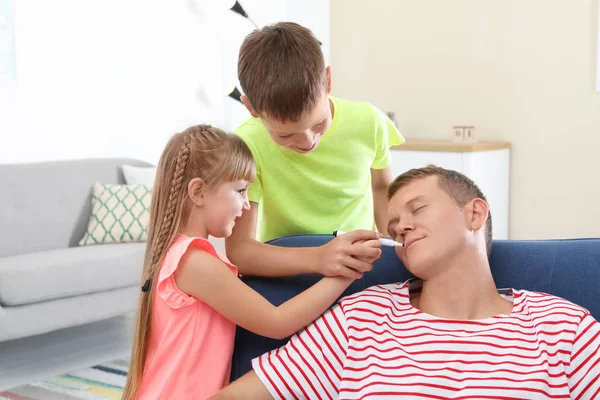 Kinder Schminken Ihrem Vater Das Gesicht Während Aprilscherz Schläft — Stockfoto