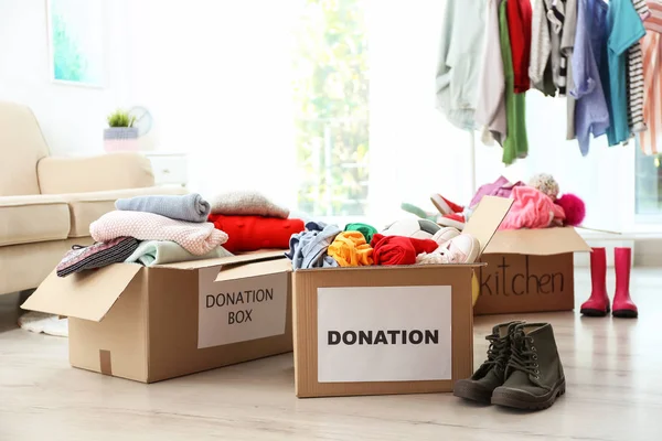 Spendenboxen Mit Kleidung Auf Dem Boden Wohnzimmer — Stockfoto