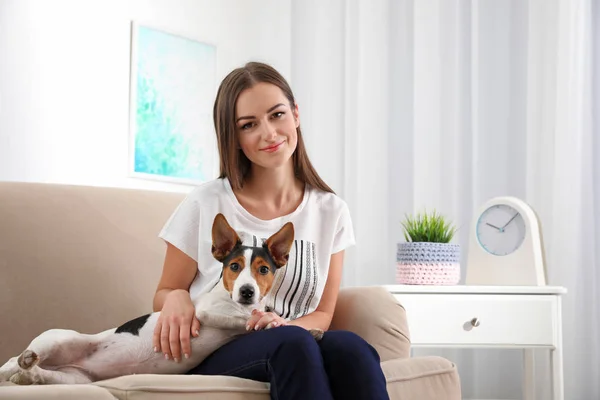 Mooie Vrouw Met Haar Hond Zittend Bank Thuis — Stockfoto