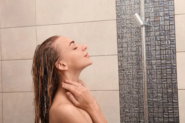 Schöne Junge Frau Unter Der Dusche Hause — Stockfoto