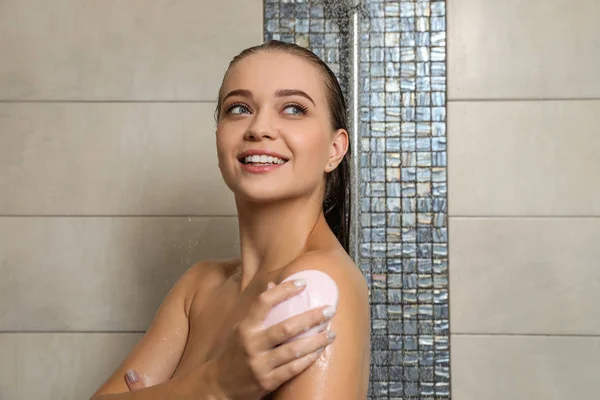 Krásná Mladá Žena Osprchování Mýdlo Koupelně — Stock fotografie