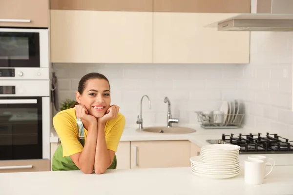 Красивая Молодая Женщина Чистой Посудой Чашки Столом Кухне — стоковое фото