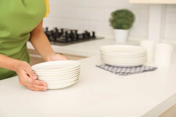 Женщина Стопкой Чистой Посуды Кухне Крупным Планом — стоковое фото