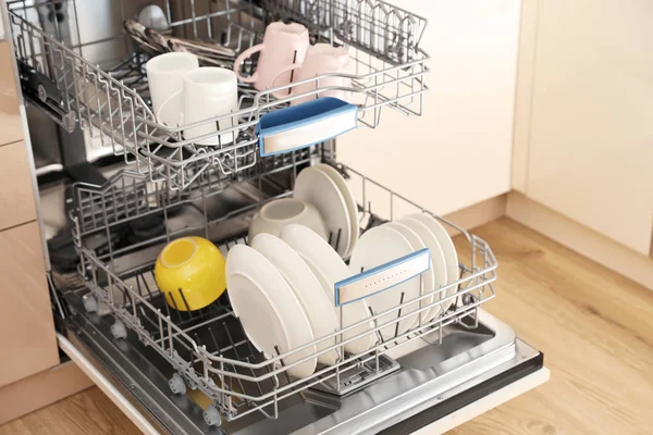 Відкрита Посудомийна Машина Чистим Посудом Кухні — стокове фото