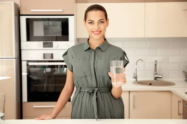 Mujer Joven Sosteniendo Vidrio Con Agua Cocina —  Fotos de Stock
