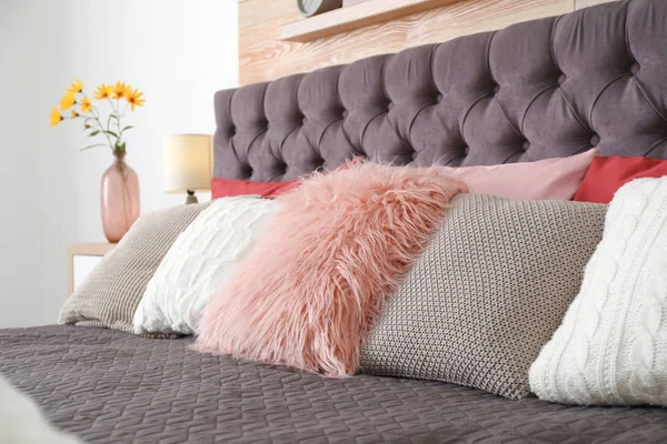 Different Pillows Bed Room Idea Interior Decor — Stock Photo, Image