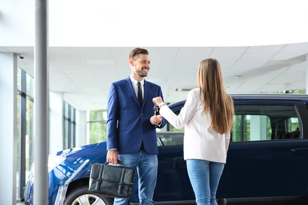 Vendedor Dando Chave Carro Homem Concessionária Automóveis — Fotografia de Stock