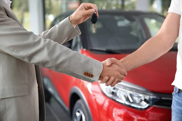 Salesman Shaking Hands Customer While Giving Car Key Auto Dealership — Stock Photo, Image