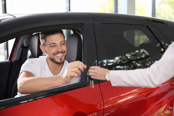 Vendedora Dando Llave Del Coche Hombre Concesionario Automóviles — Foto de Stock