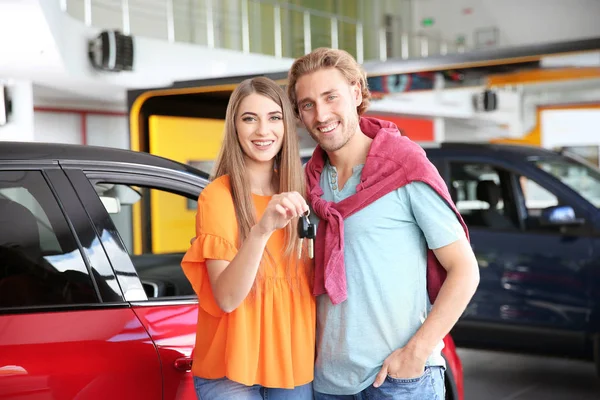 Lycklig Man Och Kvinna Med Bilnycklarna Moderna Auto Återförsäljare — Stockfoto