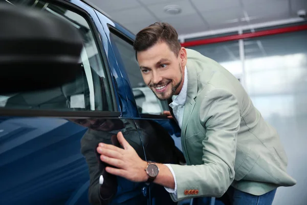 Hombre Cerca Coche Nuevo Concesionario Automóviles Modernos — Foto de Stock