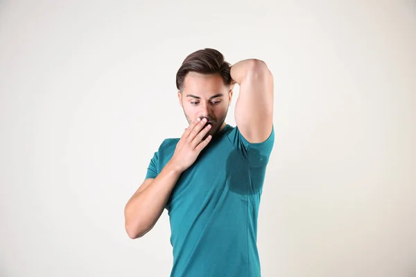 Homem Suado Com Mancha Shirt Contra Fundo Branco Utilizar Desodorizante — Fotografia de Stock