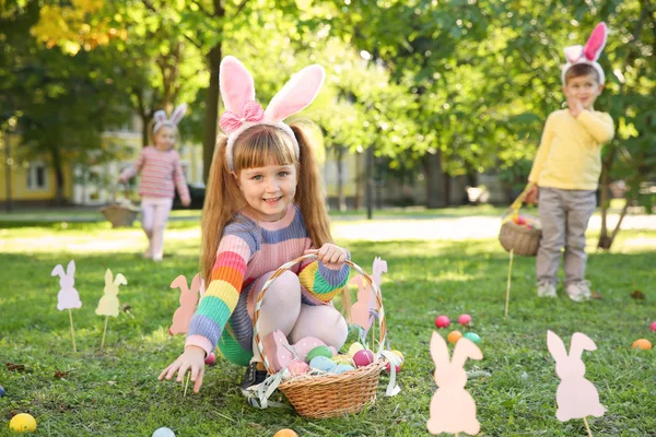 Cute Little Children Hunting Eggs Park Easter Tradition — Stock Photo, Image
