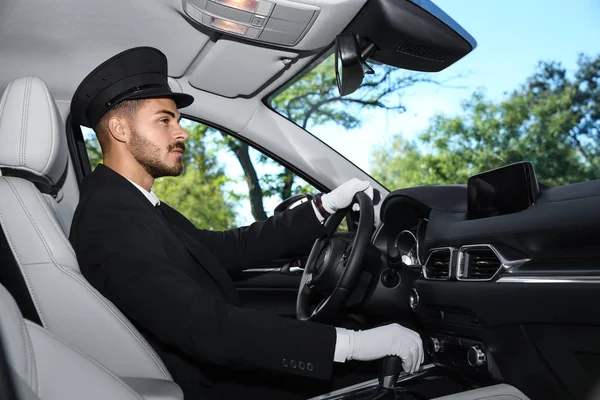 Giovane Bel Guidatore Auto Lusso Servizio Autista — Foto Stock