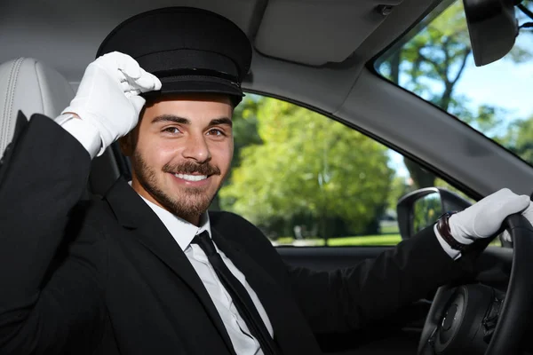 Jovem Motorista Bonito Carro Luxo Serviço Motorista — Fotografia de Stock