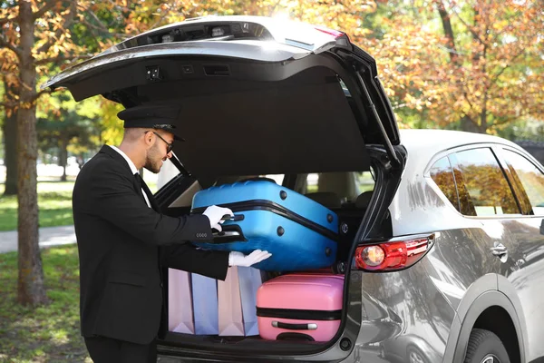 Giovane Conducente Carico Valigie Nel Bagagliaio Auto All Aperto — Foto Stock