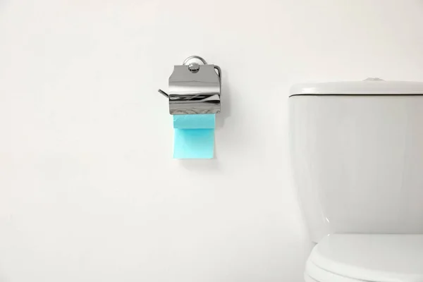 Тримач Туалетним Папером Білій Стіні Ванній — стокове фото